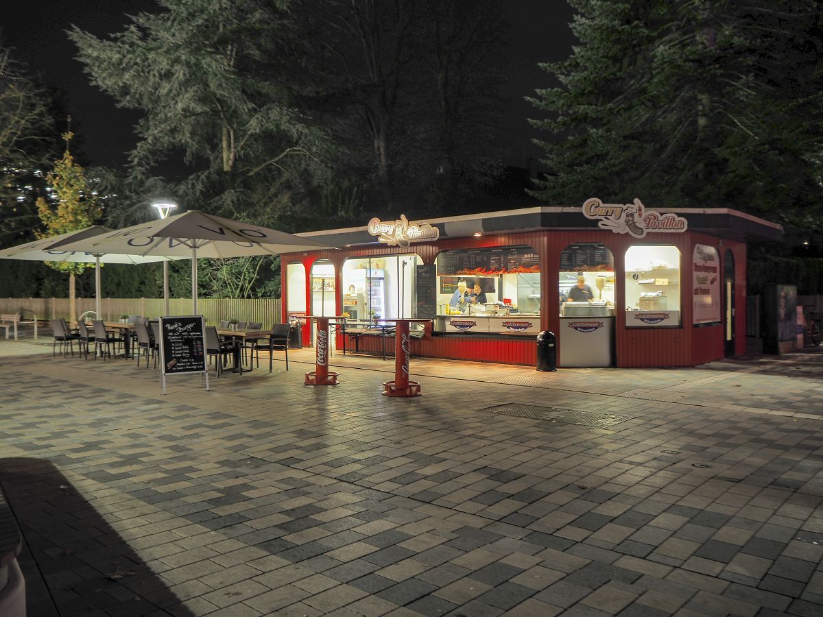 Curry Pavillon Außenansicht bei Nacht